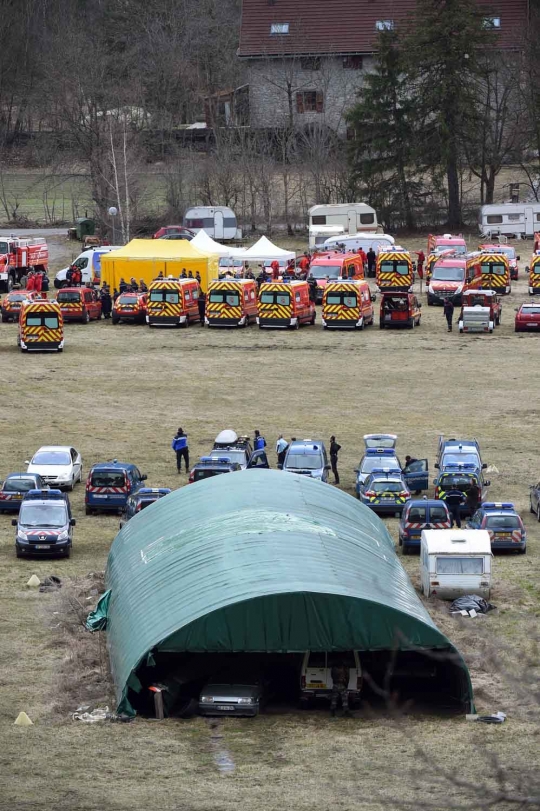 Suasana pencarian puing pesawat Germanwings di Pegunungan Alpen