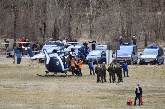 Suasana pencarian puing pesawat Germanwings di Pegunungan Alpen