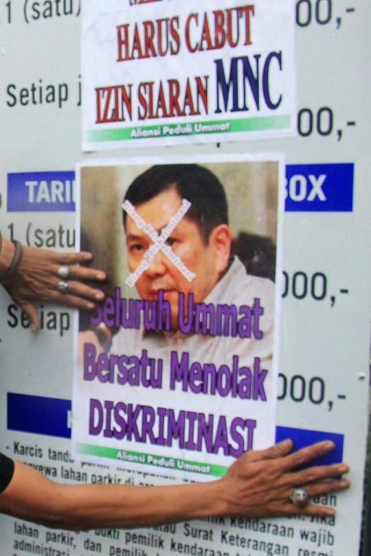 Bawa poster HT & ondel-ondel, massa berbagai ormas geruduk MNC Tower