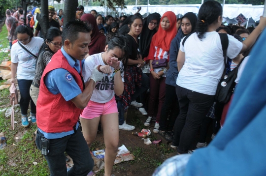 Ribuan fans One Direction desak-desakan hingga pingsan masuk ke GBK