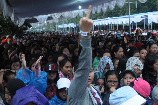 Ribuan fans One Direction desak-desakan hingga pingsan masuk ke GBK