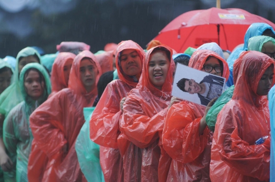 Antusias ribuan fans antre di tengah hujan demi konser One Direction