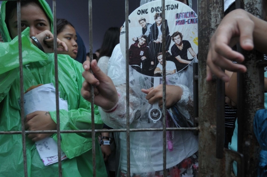 Antusias ribuan fans antre di tengah hujan demi konser One Direction