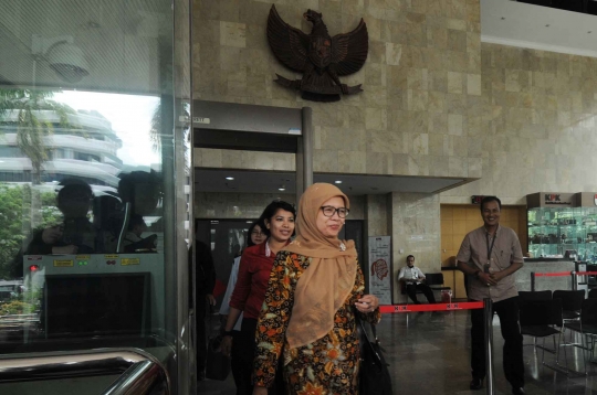 Usai diperiksa KPK terkait kasus SDA, Chairun Nisa tebar senyum