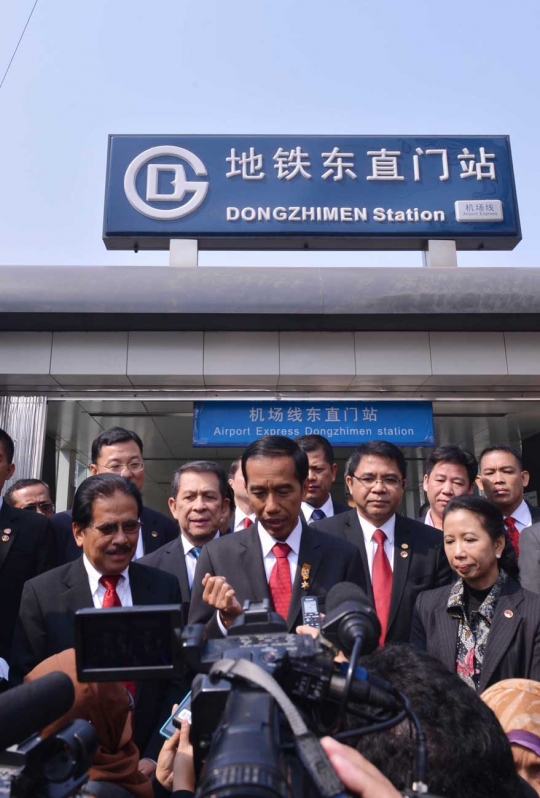 Ditemani Kepala CRCC, Jokowi blusukan ke Stasiun Dong Zhi Men