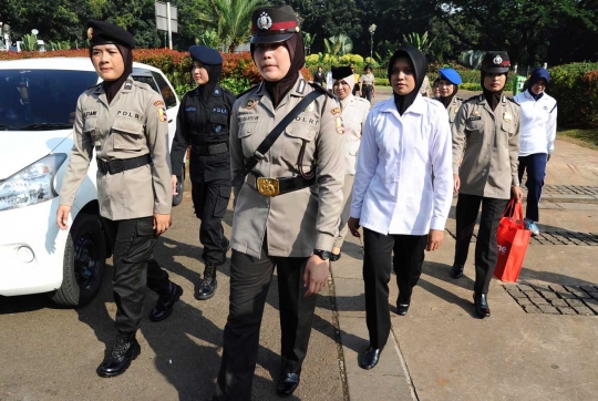 Gaya polwan peragakan seragam berjilbab di Monas