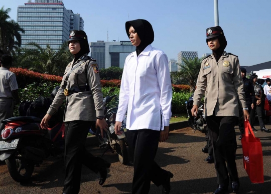 Gaya polwan peragakan seragam berjilbab di Monas