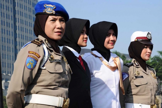 Gaya polwan peragakan seragam berjilbab di Monas