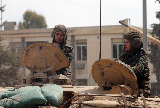 Aksi heroik tentara wanita Suriah perangi pasukan pemberontak