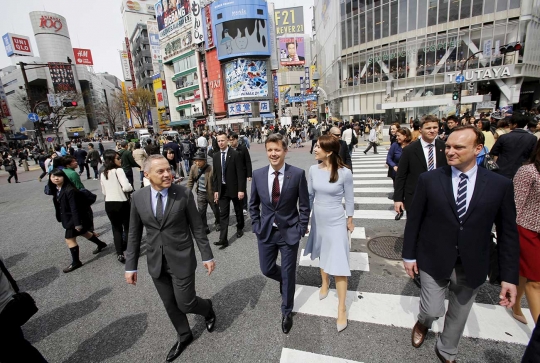 Pangeran Denmark dan Putri Mary mesra keliling Kota Tokyo
