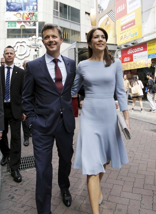 Pangeran Denmark dan Putri Mary mesra keliling Kota Tokyo