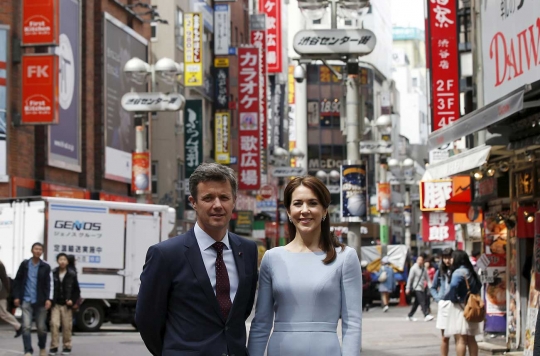 Pangeran Denmark dan Putri Mary mesra keliling Kota Tokyo