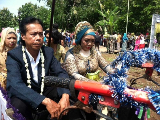 Nikah Bareng Jogja Istimewa, pasangan pengantin diarak traktor sawah