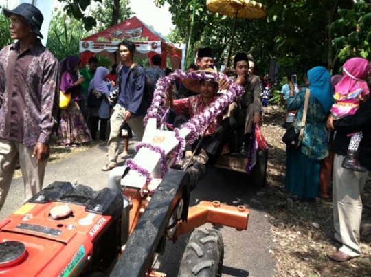 Nikah Bareng Jogja Istimewa, pasangan pengantin diarak traktor sawah