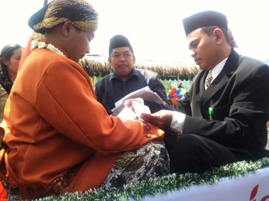 Nikah Bareng Jogja Istimewa, pasangan pengantin diarak traktor sawah