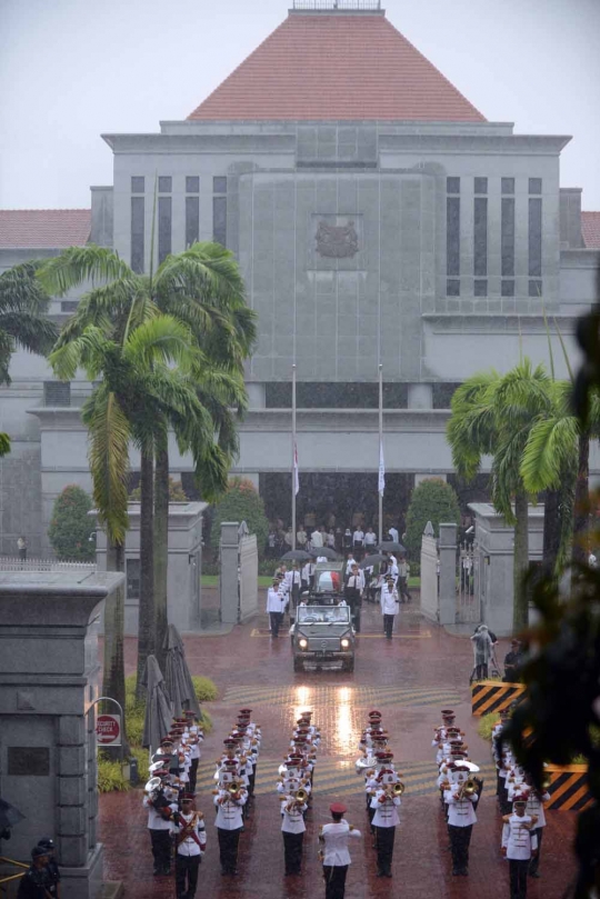 Di tengah hujan, ribuan warga iringi Lee Kuan Yew ke tempat kremasi