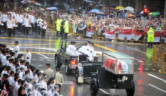 Di tengah hujan, ribuan warga iringi Lee Kuan Yew ke tempat kremasi