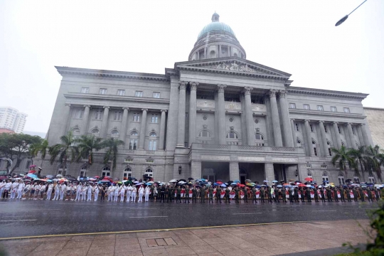 Di tengah hujan, ribuan warga iringi Lee Kuan Yew ke tempat kremasi