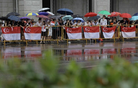 Di tengah hujan, ribuan warga iringi Lee Kuan Yew ke tempat kremasi