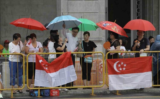 Di tengah hujan, ribuan warga iringi Lee Kuan Yew ke tempat kremasi