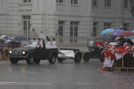 Di tengah hujan, ribuan warga iringi Lee Kuan Yew ke tempat kremasi