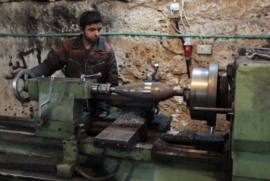 Mengintip pabrik senjata di dalam gua Suriah