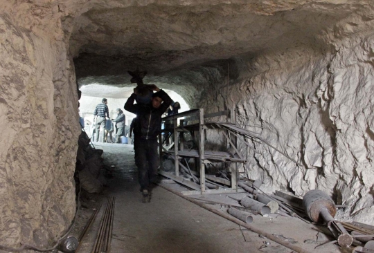 Mengintip pabrik senjata di dalam gua Suriah