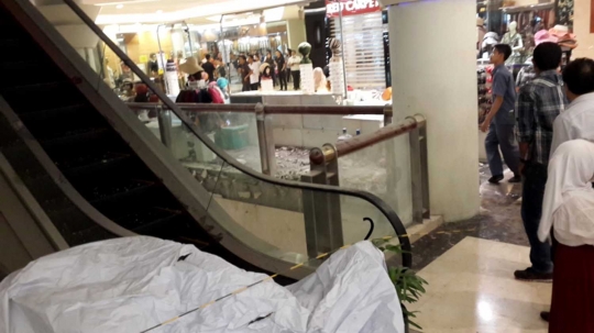 Kondisi eskalator lantai 4 Sun Plaza di Medan yang runtuh