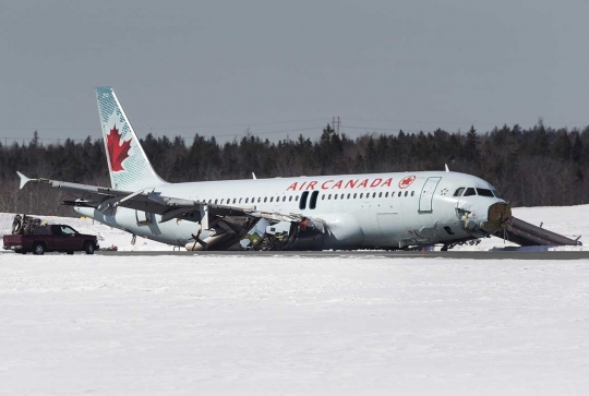 Begini kondisi parah Air Canada usai mendarat di tengah cuaca buruk