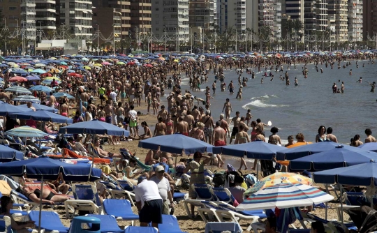 Libur Paskah, pantai selatan Spanyol jadi lautan manusia