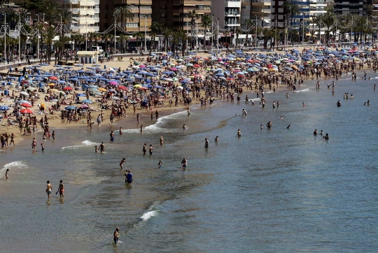 Libur Paskah, pantai selatan Spanyol jadi lautan manusia