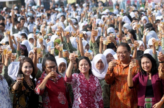 Menteri Puan minum jamu bareng 10 ribu pelajar Sukoharjo