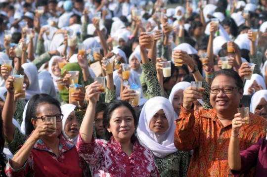 Menteri Puan minum jamu bareng 10 ribu pelajar Sukoharjo