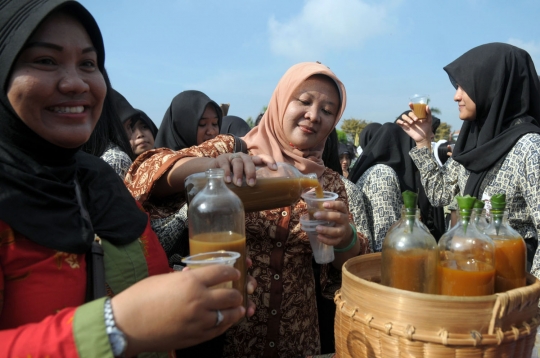 Menteri Puan minum jamu bareng 10 ribu pelajar Sukoharjo