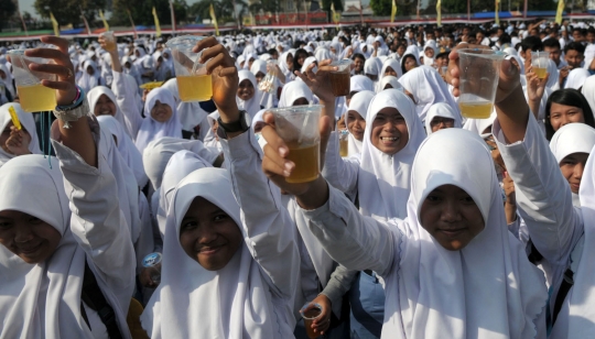 Menteri Puan minum jamu bareng 10 ribu pelajar Sukoharjo