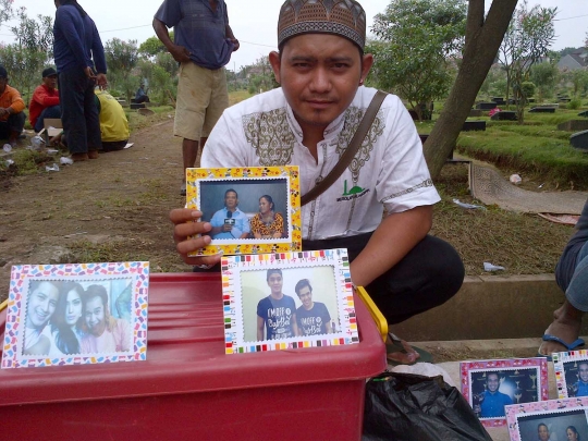 Berkah pedagang cendera mata di makam Olga Syahputra