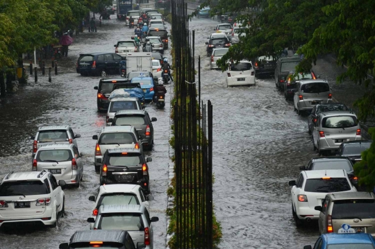 Hujan lebat, Jalan Rasuna Said digenangi air