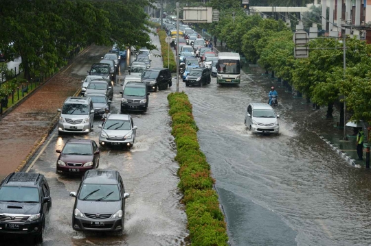 Hujan lebat, Jalan Rasuna Said digenangi air