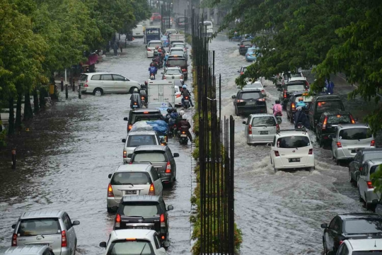 Hujan lebat, Jalan Rasuna Said digenangi air