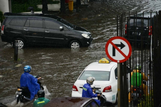 Hujan lebat, Jalan Rasuna Said digenangi air