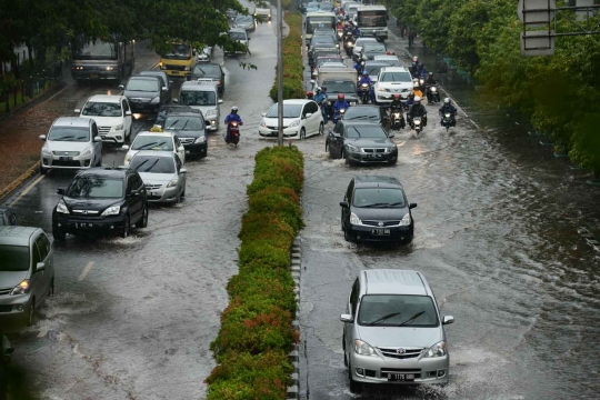 Hujan lebat, Jalan Rasuna Said digenangi air