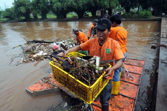 Antisipasi banjir, sampah di Sungai Pesanggrahan dibersihkan