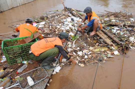 Antisipasi banjir, sampah di Sungai Pesanggrahan dibersihkan