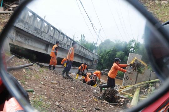 Antisipasi banjir, sampah di Sungai Pesanggrahan dibersihkan