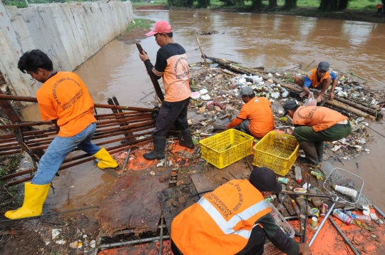 Antisipasi banjir, sampah di Sungai Pesanggrahan dibersihkan