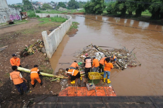 Antisipasi banjir, sampah di Sungai Pesanggrahan dibersihkan