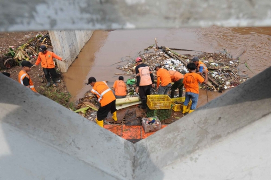 Antisipasi banjir, sampah di Sungai Pesanggrahan dibersihkan