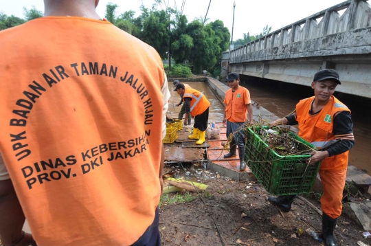 Antisipasi banjir, sampah di Sungai Pesanggrahan dibersihkan