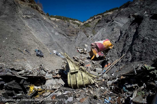 Melihat lebih dekat puing Germanwings yang jatuh di pegunungan Alpen