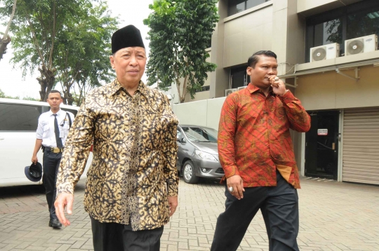 Hamzah Haz usai jenguk Fuad Amin Imron di Rutan KPK